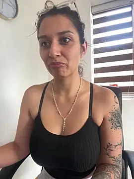 Snapshot of Isabella_varella- chatting on April 28, 2026, 1:15 pm Isabella varella- online show from April 28, 2026, 1:15 pm