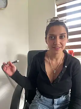 Snapshot of Isabella_varella- chatting on April 15, 2026, 2:54 pm Isabella varella- online show from April 15, 2026, 2:54 pm