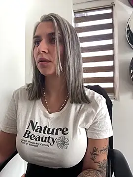 Snapshot of Isabella_varella- chatting on May 15, 2026, 1:31 pm Isabella varella- online show from May 15, 2026, 1:31 pm