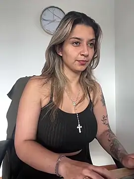 Snapshot of Isabella_varella- chatting on April 7, 2026, 1:02 pm Isabella varella- online show from April 7, 2026, 1:02 pm