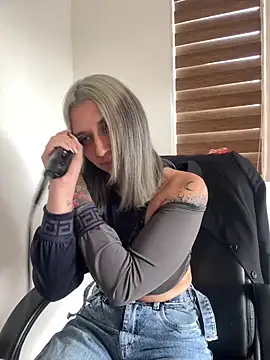 Snapshot of Isabella_varella- chatting on May 14, 2026, 1:30 pm Isabella varella- online show from May 14, 2026, 1:30 pm