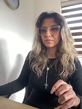 Snapshot of Isabella_varella- chatting on May 11, 2026, 2:56 pm Isabella varella- online show from May 11, 2026, 2:56 pm