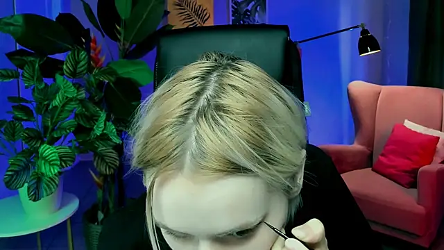 Snapshot of MicheleMarsh chatting on April 4, 2026, 11:17 am MicheleMarsh online show from April 4, 2026, 11:17 am