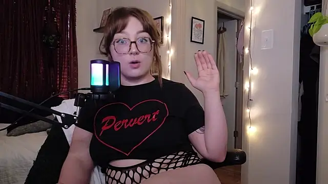 quinniecat online show from June 1, 2026, 11:04 pm