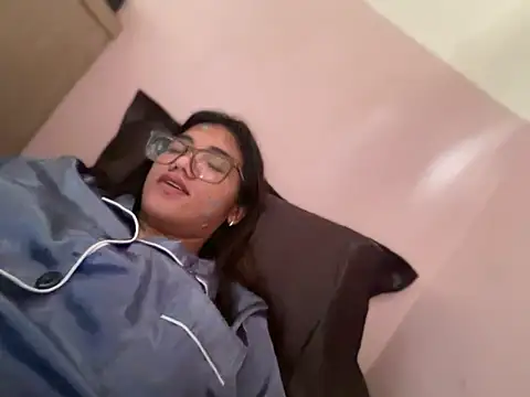 Akari hunt online show from April 7, 2026, 11:06 pm