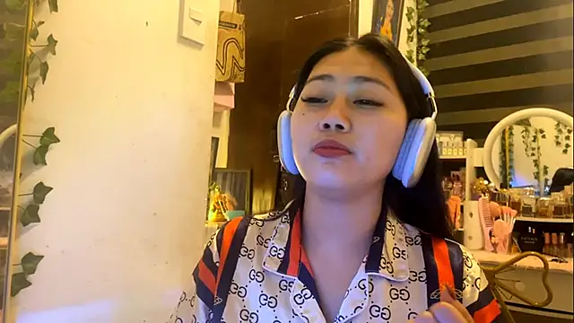 GlindaDejardin online show from May 17, 2026, 5:24 pm