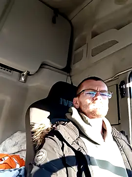 jozsi1995 online show from April 7, 2026, 4:58 am