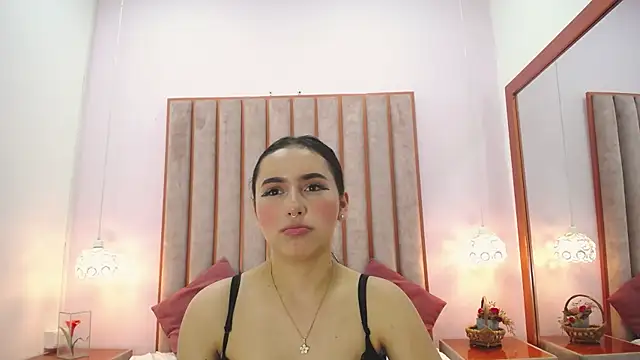 Zoe Monrow online show from April 19, 2026, 6:10 pm
