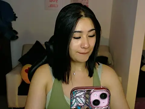 Snapshot of EvelynLeen_ chatting on May 21, 2026, 7:11 pm EvelynLeen online show from May 21, 2026, 7:11 pm