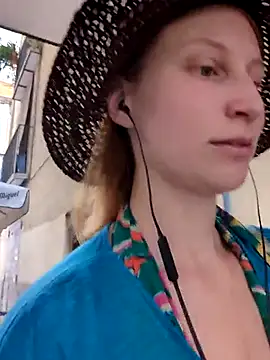 Snapshot of Julialexxxx chatting on July 17, 2026, 8:22 am Julialexxxx online show from July 17, 2026, 8:22 am