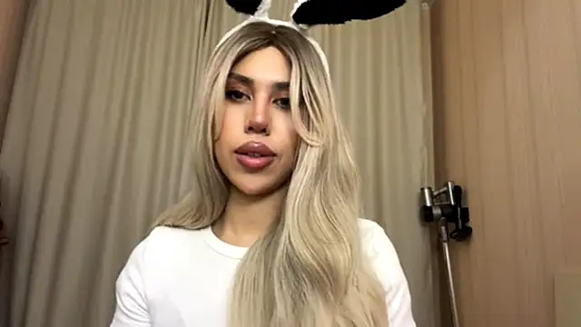 Elizamyr online show from April 5, 2026, 9:54 pm