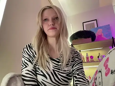 StellinaLuna online show from April 14, 2026, 4:01 pm