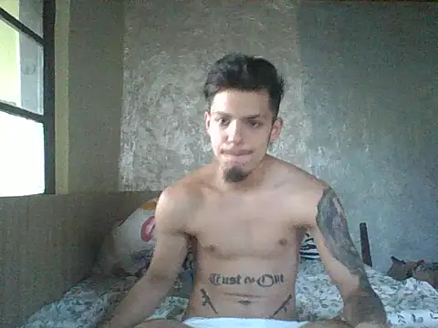 robertmrn112 online show from May 12, 2026, 5:08 pm