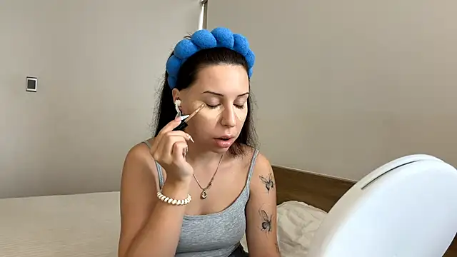 Snapshot of VinitaAskia chatting on April 15, 2026, 5:13 am VinitaAskia online show from April 15, 2026, 5:13 am