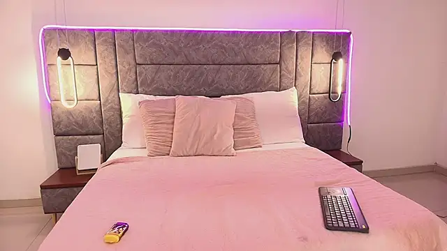 dhalia lux  online show from May 27, 2026, 8:49 pm