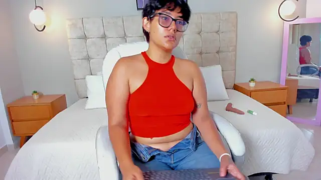 Snapshot of roxy_sweet18 chatting on April 7, 2026, 8:54 pm roxy sweet18 online show from April 7, 2026, 8:54 pm