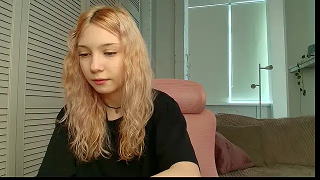 vielleee online show from April 22, 2026, 2:40 am