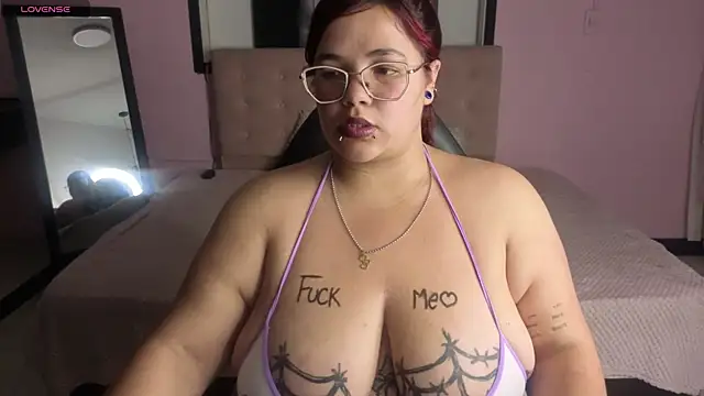 Snapshot of Sweet_cat_t chatting on May 6, 2026, 2:26 am Sweet cat t online show from May 6, 2026, 2:26 am
