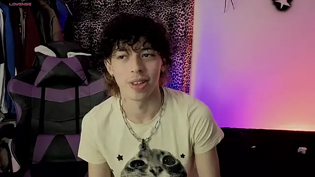 Snapshot of Otter_Moon chatting on July 4, 2026, 3:46 am Otter Moon online show from July 4, 2026, 3:46 am