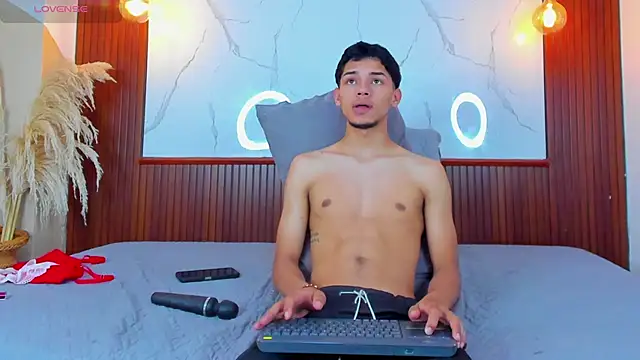 Eroticxcouple online show from April 18, 2026, 7:07 pm