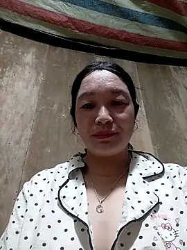 vanlucky2 online show from May 18, 2026, 2:33 am