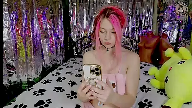 Snapshot of Sansarella chatting on December 6, 2024, 6:00 pm Sansarella online show from December 6, 2024, 6:00 pm