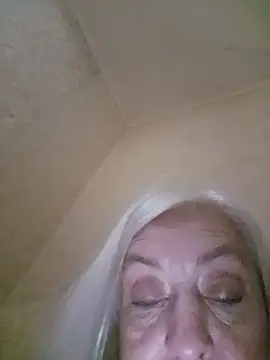 Julia20X online show from July 4, 2026, 9:19 pm