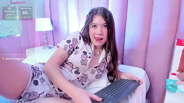 Hellencute18  online show from May 27, 2026, 2:02 pm