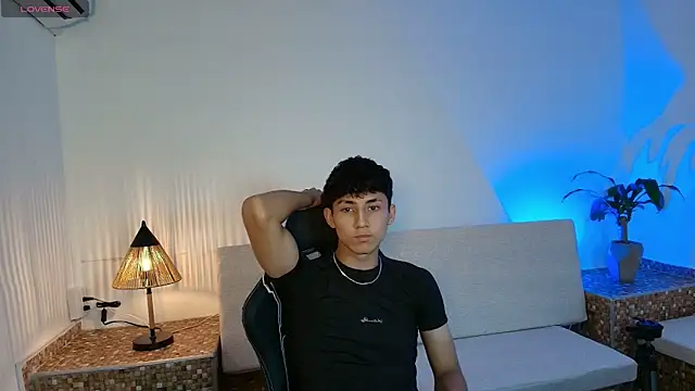 Valentino Rey online show from April 10, 2026, 1:07 pm