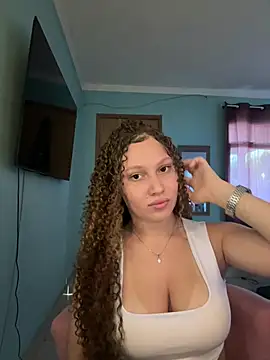 sophiiahot online show from April 17, 2026, 6:33 pm