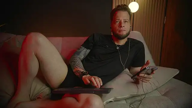 Snapshot of Axxel_Foxx chatting on April 9, 2026, 7:42 pm Axxel Foxx online show from April 9, 2026, 7:42 pm