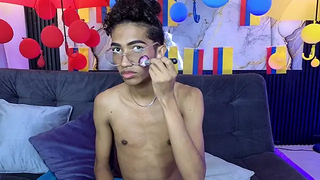 Snapshot of triiangel_latinboy chatting on July 6, 2026, 12:23 pm triiangel latinboy online show from July 6, 2026, 12:23 pm
