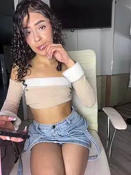 AlanaMartinez Pink online show from May 29, 2026, 2:06 am