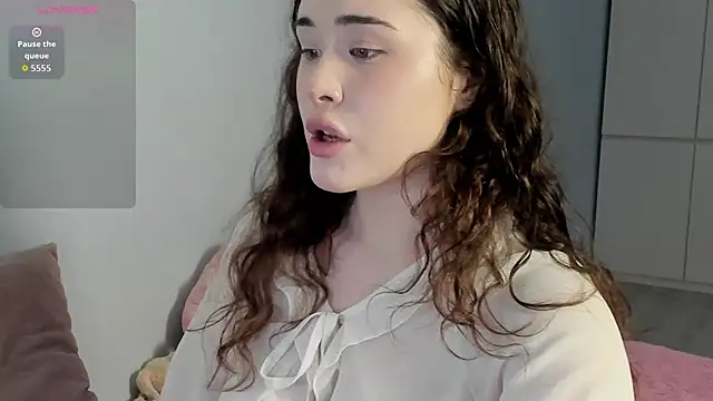ChloeBlisss online show from April 21, 2026, 3:35 am