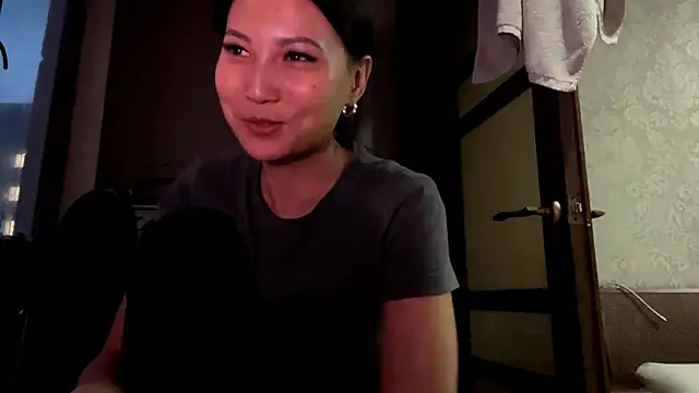 Snapshot of MiaPoison chatting on April 14, 2026, 2:11 pm MiaPoison online show from April 14, 2026, 2:11 pm