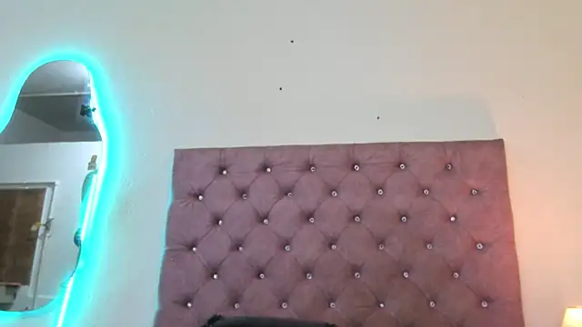 laurenlaine online show from May 21, 2026, 4:04 pm