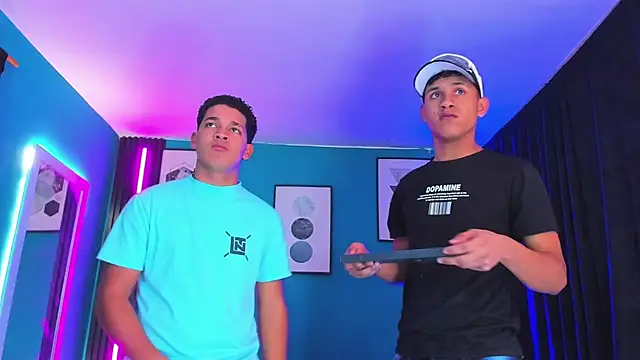 Snapshot of _HotWildwolves chatting on April 10, 2026, 8:16 pm HotWildwolves online show from April 10, 2026, 8:16 pm