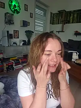 AliceLiddle  online show from April 13, 2026, 4:33 pm