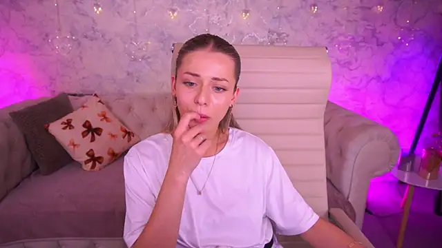 DoveLovee online show from May 11, 2026, 2:45 pm