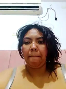 Izel  online show from July 9, 2026, 3:18 am