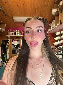 Snapshot of juicybootyquinn chatting on July 1, 2026, 12:11 am juicybootyquinn online show from July 1, 2026, 12:11 am
