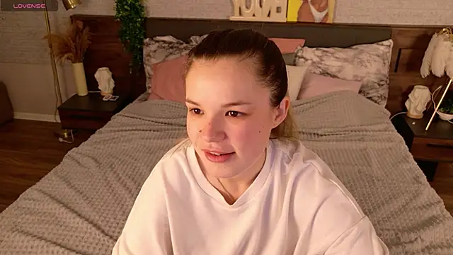 KimEvanss online show from May 9, 2026, 5:11 am