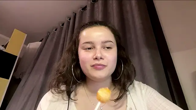 LonnaVandal online show from April 16, 2026, 9:39 pm