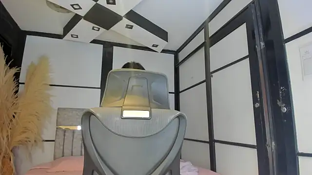 Snapshot of DeboraCopper_ chatting on April 14, 2026, 12:37 am DeboraCopper online show from April 14, 2026, 12:37 am