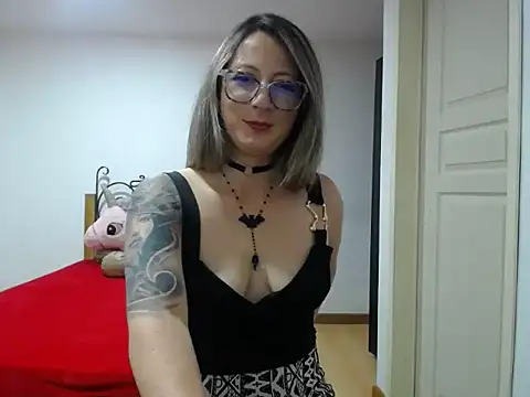 VALELUXX online show from April 26, 2026, 1:58 am