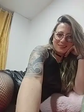 VALELUXX online show from May 10, 2026, 2:59 am
