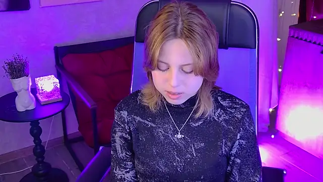 Snapshot of VivienneHebert chatting on July 17, 2026, 9:39 am VivienneHebert online show from July 17, 2026, 9:39 am