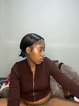Snapshot of petite_bee chatting on July 7, 2026, 4:26 am petite bee online show from July 7, 2026, 4:26 am