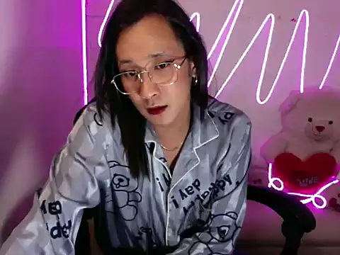 Holley Molley online show from April 12, 2026, 5:05 pm