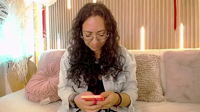 Velvet Curly online show from May 25, 2026, 1:10 pm